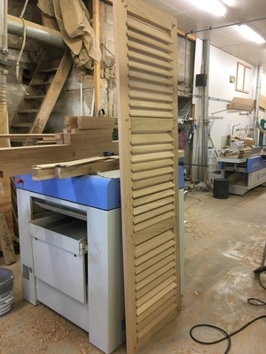 Persiennes a lames débordantes