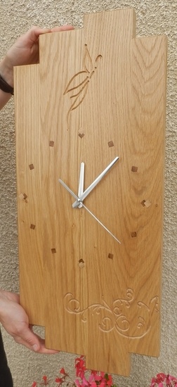 Horloge avec incrustations et gravures