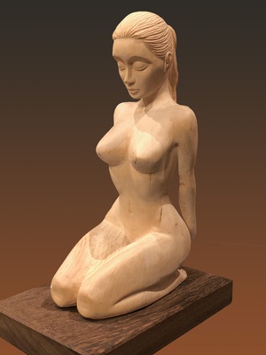 Jeune fille agenouillée