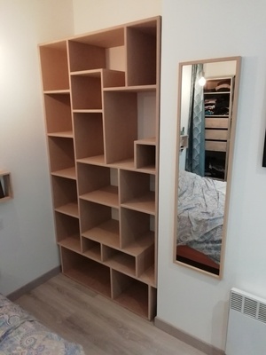 Une petite bibliothèque en medium