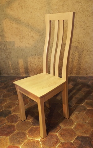 Chaises aux pieds courbes