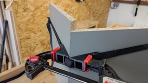 Dispositif de serrage pour coupe d'onglet sur panneaux