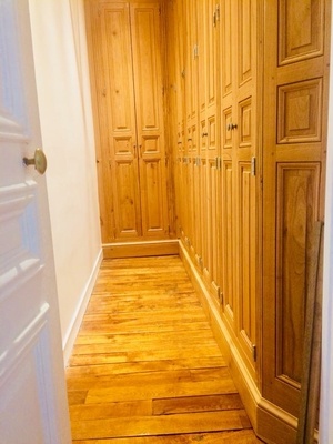 Un dressing sans panneaux et  baucoup de copeaux