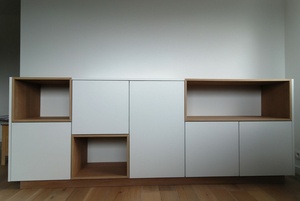 Meuble bas / Bibliothèque - mélange de blanc et latté chêne