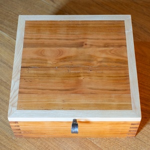 Boîte en merisier et frêne