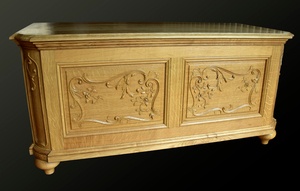 Coffre en bois sculpté de style liégeois