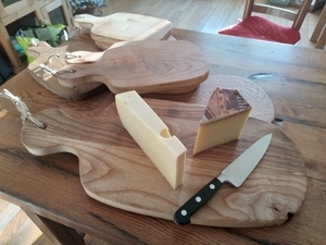 Petites planches à découper chêne et merisier.