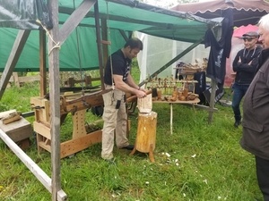 Des cuillères, des bols, des chopes, un stand des festivals...