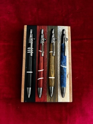 Stylos 4 couleurs et leur boîte de rangement