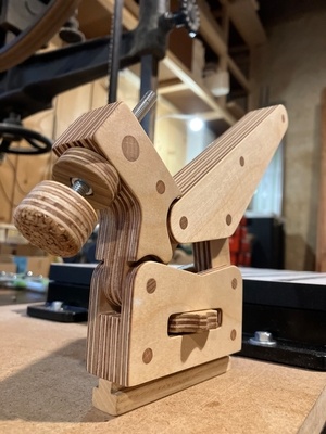 Deux petites sauterelles en bois