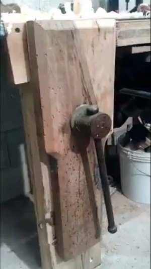 Restauration d'un vieil étau en bois