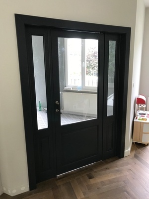 Porte sur mesure avec charnières Pivotica et peinture en cabine RAL 7016