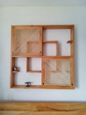 Petite étagère avec des portes cannées.