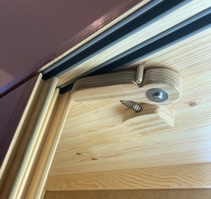 Loqueteau de porte coulissante contre assistant curieux et futé