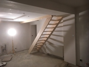 Un petit escalier droit