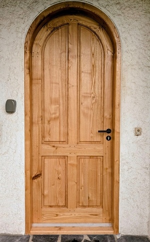 Porte cintrée en châtaignier