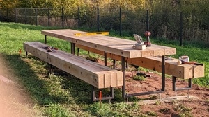 Une table d'extérieur