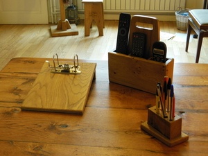 Porte télécommande en chêne et objets divers bureau