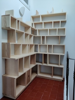 Bibliothèque d'angle en frêne