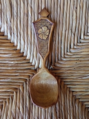 Cuillère en noyer sur une inspiration du design de Graig Banks et inspiration du Kolrosing de Sean W
