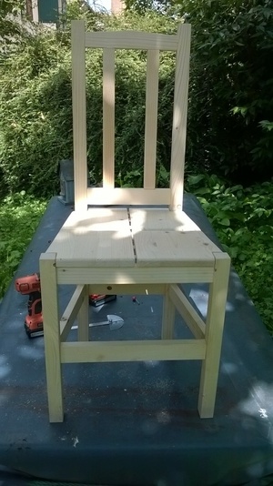 Chaise en bois blanc avec assise aerée