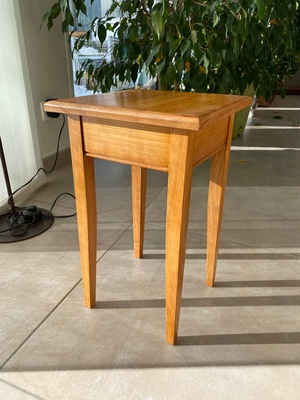 Petit tabouret en cerisier