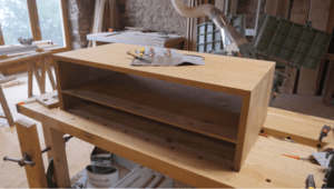 Table basse à coupes d'onglet et à fil continu