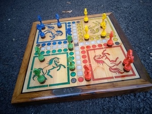 Jeu de petits chevaux bois massif
