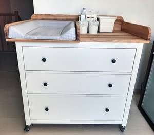 Plan à langer en Frêne sur commode