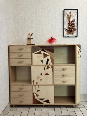 Buffet marqueté à tiroirs et portes coulissantes