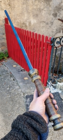 Préparation des cadeaux de Noël, un sabre laser