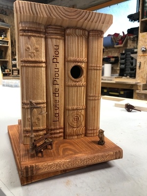 Maison d'oiseau studieuse