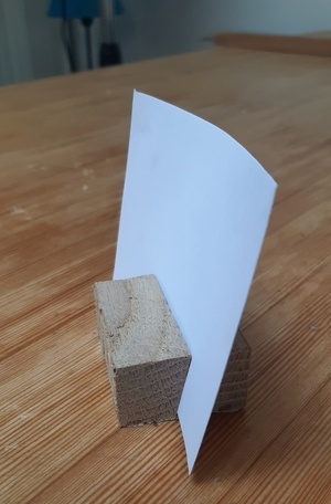 Porte-affichettes avec des chutes