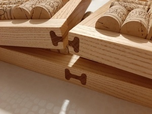 Les "H" visibles grâce aux 2 essences de bois