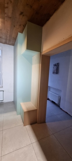 Hall d'entrée pastel et chêne