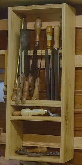 Un support pour les scies à main