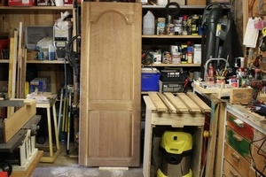 La desserte incorporant l'aspirateur de l'électro en arrière plan la porte en chêne massif  d'une bonnetière que je suis en train de réaliser