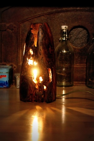 Lampe en loupe de noyer noir.