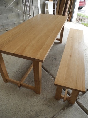 Une table de salle à manger et son banc