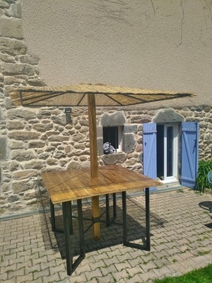 Table haute avec son parasol exotique