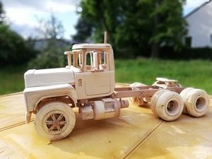 Deux modèles MACK ; R600 et DM600