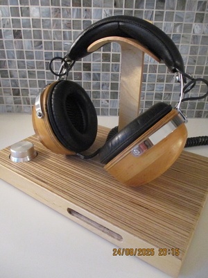 Ecouteurs avec leur support doté d'un HUB USB et d'un potard de volume