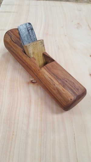 Rabot en bois a coffrer