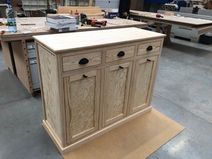 Petit meuble de rangement pour le linge sale