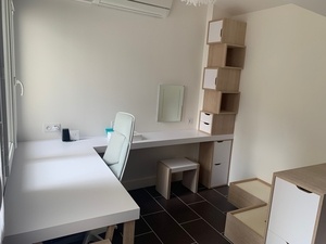 Aménagement d'une chambre avec son lit, son armoire, son bureau, sa coiffeuse et sa banquette...