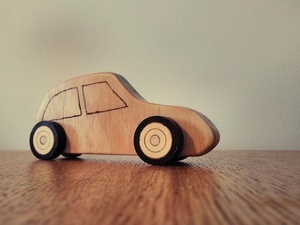 Petite auto en bois