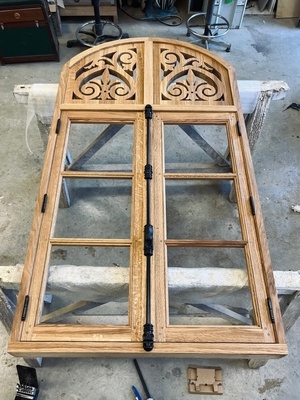 Croisée à la française reproduction avec imposte chantournée cintrée