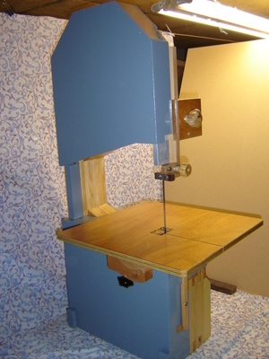 Une scie a ruban que je viens de terminer avec les plans de Matthias Wandel