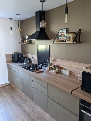 Conception et réalisation d'une cuisine en Valchomat Kaki/ mélaminé blanc et chêne