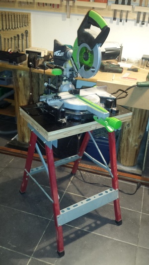 Piètement modeste pour scie à onglets